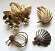 3 BROCHES BIJOU + 1 PORTE CLEF FORME COQUILLAGE NO ARGENT - Autres & Non Classés