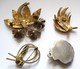 3 BROCHES BIJOU + 1 PORTE CLEF FORME COQUILLAGE NO ARGENT - Other & Unclassified