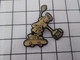 613d Pin's Pins / Beau Et Rare / THEME : BOISSONS / SEVEN-UP 7UP FIDO DIDO SKATE-BOARD - Boksen