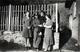 Photo Originale Guerre 1939/45 - Portrait D'Officier Allemand En Civil & Casquette Posant En Famille Vers 1940 - War, Military