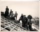 Photo Originale Bâtiment - Groupe De Couvreurs & Charpentiers Sur Le Toit à La Mise En Place Des Tuiles Vers 1930/40 - Métiers