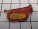 816c Pin's Pins / Beau Et Rare / THEME : MUSIQUE / INSTRUMENT A VENT COULEUR CUIVRE BUGLE CLAIRON - Musique