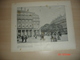 Lamina-Paris-1898--, Le Place Du Theatre-Français---Les Hommes De Bronze A La Foire De Neully - Otros Monumentos