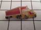 716b Pin's Pins / Beau Et Rare / THEME : TRANSPORTS / CAMION SEMI-REMORQUE ROUGE JAUNE BLANC - Transports