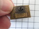 816a Pin's Pins / Beau Et Rare / THEME : VILLES / EN LEGER RELIEF VILLERS EN ARTHIES - Villes