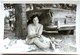 №70  Photography Of  Retro Car Behind Woman - 1960's, Old FOTO PHOTO - Personnes Anonymes