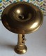 Ancien Bougeoir En Laiton Avec Socle Rond Et Bouton Pour Remonter La Bougie - Chandeliers, Candelabras & Candleholders