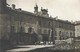 Hôpital Militaire Casernement Guerre 14-18 Partie De Pétanque Boules Dans La Cour Baraquement Avec Croix Rouge - Guerre 1914-18