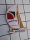 616a  Pin's Pins / Beau Et Rare / THEME : SPORTS / VOILE TRIMARAN PRIMAGAZ Par BAGDGES IMPACT - Voile