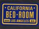Plaque  En Tôle   15cmX9cm     BLEU  JAUNE CALIFORNIA BED ROOM LOS ANGELES état  Impeccable - Plaques En Tôle (après 1960)