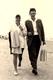 Carte Photo Originale Jeune Couple De Marcheurs Sur La Plage En Juillet 1959 Avec Jeune Homme Galant Portant Le Sac - Personnes Anonymes