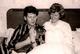 Carte Photo Originale Jeune Couple Dans Leur Lit En Pyjamas Au Réveil Câlinant Leur Chat Européen En 1960 - Personnes Anonymes