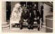 Carte Photo Originale Eisbär & Déguisement D'Ours Blanc Polaire Posant Avec Deux Vieux Sur Un Banc En 1938 Bad Wildungen - Anonymous Persons