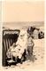 Photo Originale Eisbär & Déguisement D'Ours Blanc Posant Sur La Plage Avec Un Couple Sexy - Foto Kemps 1940/50 - Anonieme Personen