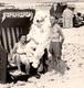 Photo Originale Eisbär & Déguisement D'Ours Blanc Posant Sur La Plage Avec Un Couple Sexy - Foto Kemps 1940/50 - Anonieme Personen