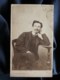 Photo CDV  Bernoud à Florence  Homme Assis Accoudé Sur Un Guéridon  Jambes Croisées  CA 1865 - L503 - Anciennes (Av. 1900)