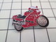 313D Pin's Pins / Beau Et Rare / THEME : MOTOS / ROUTIERE ROUGE ET NOIRE A IDENTIFIER - Moto