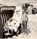 Photo Originale Déguisement & Eisbär Pour Ours Blanc Polaire En Cabine De Plage Avec La Femme De Monsieur Vers 1950 - Personnes Anonymes