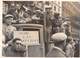 GREVE DES OUVRIERS DU BATIMENT A PARIS , JUIN 1947 DEVANT LA BOURSE DU TRAVAIL - Professions