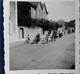 Lieu à Identifier 4 Photographies Fête En Bretagne Hôtel De France Jeune Fille En Bretonne Vélos Décorés Fleurs - Places