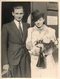 Couple Devant L'entrée De La Grotte Notre Dame De Lourdes (65) Par Cuvelier 4 Av Gounod Bruxelles - Persone Anonimi