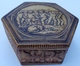 ANCIENNE BOITE HEXAGONALE EN TERRE CUITE . ANGELOTS. CHIEN . CHIMERES . DINI CELLAI SIGNA ITALY. FRILLI TERRACOTTA BOX - Koffer