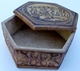 ANCIENNE BOITE HEXAGONALE EN TERRE CUITE . ANGELOTS. CHIEN . CHIMERES . DINI CELLAI SIGNA ITALY. FRILLI TERRACOTTA BOX - Koffer
