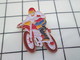 1120 Pin's Pins / Beau Et Rare / THEME : MOTOS / MOTO CROSS MULTICOLORE - Motos