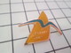 411a Pin's Pins / Beau Et Rare / THEME : SPORTS / TROPHEE VOILE OISEAU BLEU MOUETTE VOGEL - Vela