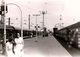 Photo Originale Ambiance Quai De Gare & Train électrique En 1968 - Trains