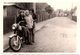 Photo Originale Motard, Motocyclisme Et Moto à Identifier Pour Bande De Jeunes Aux Cheveux Longs Vers 1970 - Radsport