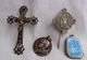 Delcampe - Lot De 12 Petits Objets Religieux : Croix , Chapelet Et Sa Boîte , épinglette, Médailles Antique Lot Of Cross, Rosary, - Religion &  Esoterik