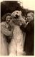 Carte Photo Originale Déguisement D'Ours Blanc Polaire & Eisbär Bien Entouré De 2 Charmantes Jeunes Femmes 1950/60 - Anonieme Personen