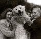 Carte Photo Originale Déguisement D'Ours Blanc Polaire & Eisbär Bien Entouré De 2 Charmantes Jeunes Femmes 1950/60 - Anonieme Personen