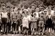 Photo Originale Scolaire - Goupe D'écoliers & écolières Avec Instituteur & Institutrice En Plein Air Vers 1960 - Personnes Anonymes