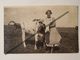 Photo Vintage. Original. Animaux. Fille Et Vache. Lettonie D'avant-guerre - Objets