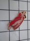 316c Pin's Pins / Beau Et Rare / THEME : PIN-UPS / BRUNE A BEAU DANS UNE CAPE ROUGE PYRENE - Pin-ups