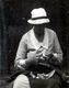 Petite Photo Originale A Manger ! Femme Au Chapeau épluchant Sa Cueillette De Champignons Vers 1920 - Anonymous Persons