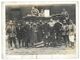 MILITAIRES SOLDATS ALLEMANDS DEVANT UN TRAIN MARQUE DE L AIGLE IMPERIAL ENTOURANT DES BELGES - PHOTO 24*18 CM - Guerra, Militares