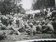 2.Weltkrieg Kleines Foto Um 1940 Soldaten In Uniform Auf Einer Wiese Bei Einer Großen Veranstaltung / Feier - War, Military