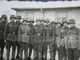 2.Weltkrieg Kleines Foto Um 1940 Soldaten In Uniform Vor Einer Baracke Foto Braunschweig - War, Military