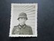 2.Weltkrieg Kleines Foto Um 1940 Junger Soldat In Uniform Mit Abzeichen Und Stahlhelm - War, Military