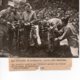 Photo Des Soldats Américains Viennent Gouter Au Raisins De La Vigne De Montmartre En 1944 - War, Military