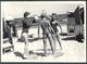 Jeux De Plage Gamines Arrosant Leur Petit Camarade En Maillot De Bains Vacances Au Bord De La Mer  - PHOTO Originale - Anonymous Persons