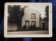 Photo CDV Anonyme  Personnes Devant Une Maison  Femme Avec Un Bébé, Chien  CA 1900-10 - L514 - Personnes Anonymes