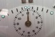 Delcampe - Ancien RÉVEIL - Ne Fonctionne Pas Mais "s'active" En Le Hochant - Environ:Diamètre 10 Cm Et Épaisseur 6 Cm - Années 1960 - Alarm Clocks