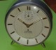 Delcampe - Ancien RÉVEIL - Ne Fonctionne Pas Mais "s'active" En Le Hochant - Environ:Diamètre 10 Cm Et Épaisseur 6 Cm - Années 1960 - Alarm Clocks