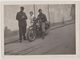 Rare Photo Originale D'un Gendarme Dressant Une Contravention à Un Motocycliste  Motoconfort  Tour De France  1935 - Métiers