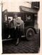 2 Photographies Originales, Jolie Jeune Femme & Sa Fille Sur Le Marche Pied D'une Automobile Tacot à Identifier En 1929 - Automobile