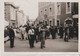 CANCALE - Photo Défilé Carnaval Ou Fête Locale Place De La Victoire Datée De 1936 Au Verso. Format 9 X 14. - Cancale